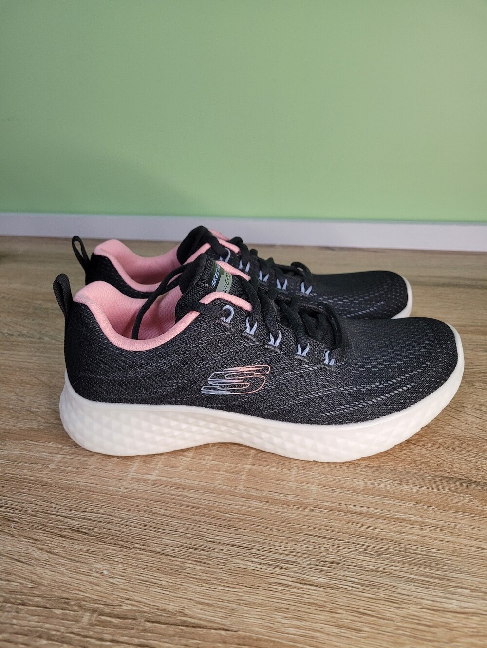 Sketchers Air Cooled Memory Foam Sneakers 7.5 Casual Comfort Black